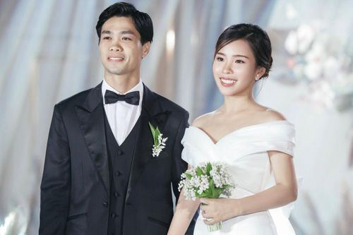  Chuyện tình của Nguyễn Công Phượng (sinh năm 1995) và vợ Tô Ngọc Viên Minh cũng thu hút nhiều sự chú ý. Anh giữ kín chuyện hẹn hò. Đến tận thời điểm nam cầu thủ kết hôn, người hâm mộ mới biết danh tính của nửa kia. Cả hai về chung nhà vào tháng 11/2020 và đón con trai đầu lòng vào năm 2021. Khác với các cầu thủ khác, Công Phượng không chia sẻ nhiều về chuyện gia đình, vợ con trên mạng xã hội. Ảnh: Nguyễn Công Phượng/Facebook. 