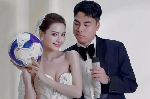  Cầu thủ Phạm Đức Huy và nữ MC Mù Tạt (tên thật là Nguyễn Huyền Trang) vừa tổ chức đám cưới vào tối 22/3 tại một khách sạn hạng sang ở Hà Nội. MC Mù Tạt và cầu thủ Đức Huy quen nhau khi tham gia chung một chương trình thể thao. Cả hai bắt đầu công khai mối quan hệ vào cuối năm 2024. Thời điểm đó, Đức Huy và nữ MC thỏa mái đăng tải khoảnh khắc tình cảm trên mạng xã hội. Nam cầu thủ thường xuyên công khai ủng hộ vợ tại một số chương trình truyền hình. Ảnh: Nguyễn Huyền Trang/Facebook. 