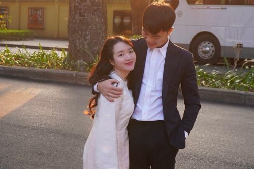  Một trong số cuộc hôn nhân kín tiếng khác trong lứa U23 Thường Châu là vợ chồng Lương Xuân Trường (sinh năm 1995) và Ngô Mai Nhuệ Giang. Cặp đôi về chung một nhà năm 2021 và hiện có một con gái đầu lòng - bé Daisy. Trong nhiều năm bên nhau, cả hai hiếm khi công khai hình ảnh chụp chung và nói về đối phương trên mạng xã hội. Ảnh: Lương Xuân Trường/Facebook. 