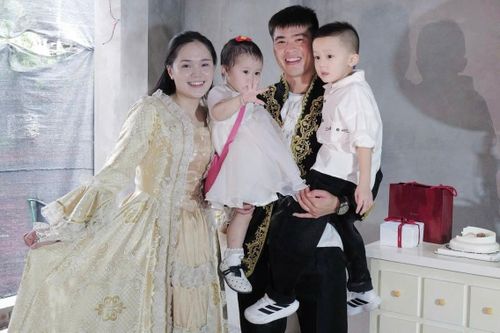  Chuyện tình của cầu thủ Đỗ Duy Mạnh (sinh năm 1996) và Nguyễn Quỳnh Anh cũng được ngưỡng mộ trong làng bóng đá. Duy Mạnh - Quỳnh Anh quen nhau vào năm 2015 tại một sự kiện. Cặp đôi tiến tới hôn nhân vào năm 2020 và chào đón hai con vào cùng năm. Đến 2023, Quỳnh Anh hạ sinh em bé thứ hai. Sau 6 năm hôn nhân, Quỳnh Anh có cuộc sống hạnh phúc bên chồng và các con. Ảnh: Nguyễn Quỳnh Anh/Facebook. 