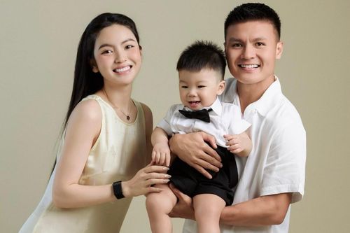  Cầu thủ Nguyễn Quang Hải (sinh năm 1997) và bà xã Chu Thanh Huyền (sinh năm 2000) tổ chức hôn lễ hoành tráng vào năm 2024. Cả hai đón con đầu lòng vào cùng năm. Ngày 8/4, nam cầu thủ gây chú ý khi chi số tiền 600 triệu tặng quà tặng vợ nhân dịp 2 năm ngày cưới. Ảnh: Nguyễn Quang Hải/Facebook. 