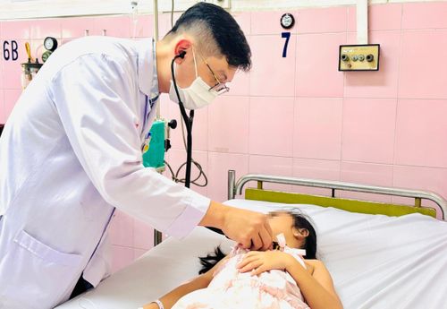Một học sinh nghi ngộ độc thực phẩm được điều trị tại Bệnh viện Nhân dân Gia Định. Ảnh: Minh Toàn.