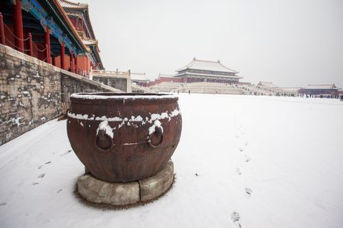  Một chum nước giữa lớp tuyết phủ trắng Tử Cấm Thành. Ảnh: Our China Story. 