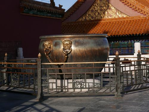  Một chiếc chum bằng đồng mạ vàng đặt cạnh Điện Thái Hòa trong Tử Cấm Thành. Ảnh: Bảo tàng Cố Cung Quốc gia. 