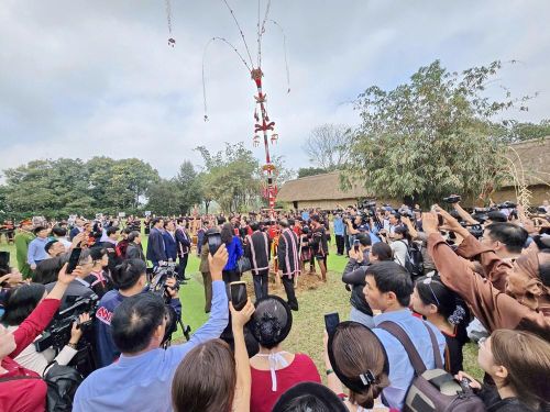 Hội nghị toàn quốc triển khai công tác văn hóa dân tộc và tuyên dương già làng, trưởng bản, nghệ nhân, người có uy tín được tổ chức tại Làng Văn hóa - Du lịch các dân tộc Việt Nam