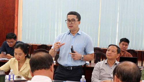 Ông Hà Lê Ân, chuyên viên Phòng Quản lý bảo trì khai thác, Sở Xây dựng TP.HCM phát biểu tại cuộc họp