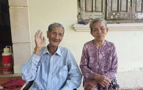 Cụ Nguyễn Xuân Hồng và vợ mình nhớ lại thời gian trực tiếp tham gia chiến đấu, hỗ trợ chiến đấu ở phà Gianh.