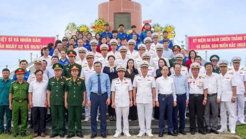Đại biểu dự Lễ kỷ niệm 60 năm chiến thắng trận đầu do bộ đội Hải quân tổ chức chụp ảnh lưu niệm.