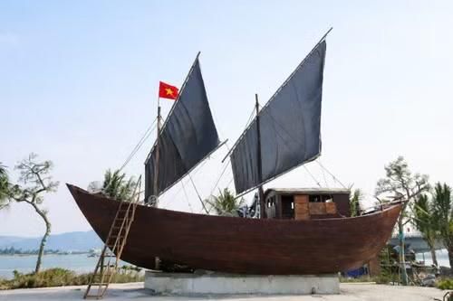 Chiếc tàu bằng gỗ được đóng mới mô phỏng chiếc tàu không số đầu tiên được trưng bày trong di tích.