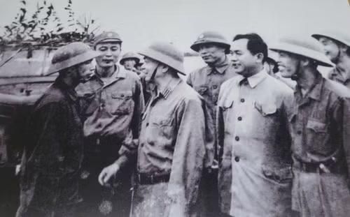 Đại tướng Võ Nguyên Giáp, Tư lệnh Binh đoàn 559 Đồng Sỹ Nguyên thăm động viên chiến sĩ làm việc tại cầu Gianh tháng 3/1973.