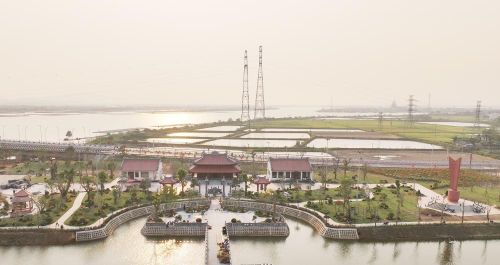 Di tích quốc gia đặc biệt bến phà Gianh II tựa lưng về phía tây.