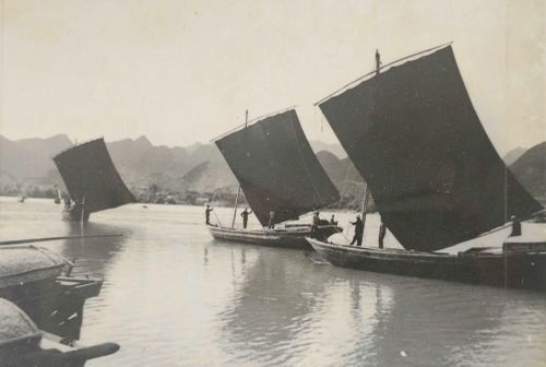 Những chuyến hàng trên sông Gianh khẩn trương gửi ra mặt trận.