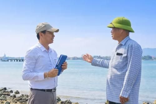 Cựu chiến binh Mai Văn Nhiệm kể lại những ngày chiến đấu ở cảng Gianh, phà Gianh với phóng viên Báo Nhân Dân.