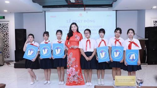 Các em học sinh hưởng ứng lễ phát động.