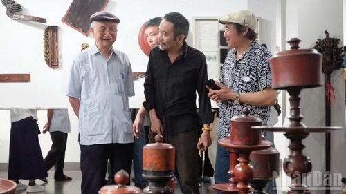 Các đại biểu tham quan những sản phẩm ứng dụng kỹ thuật sơn ta tại triển lãm.