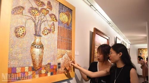 Mỗi tác phẩm được chấm chọn trưng bày tại triển lãm mang lại cho người xem nhiều ấn tượng với mĩ thuật Đà Nẵng trong không gian mới.