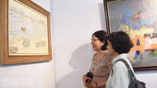 Họa sĩ trẻ Lệ Hằng giới thiệu tác phẩm tranh tham gia triển lãm.