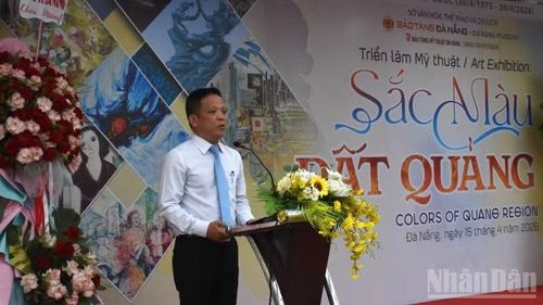 Ông Huỳnh Đình Quốc Thiện, Giám đốc Bảo tàng Đà Nẵng, phát biểu khai mạc triển lãm.