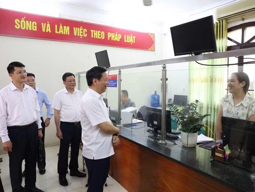 Đoàn công tác khảo sát tại trụ sở xã Đồng Đăng.