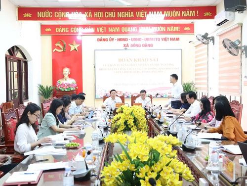 Quang cảnh buổi làm việc của Đoàn công tác với Đảng ủy xã Đồng Đăng.