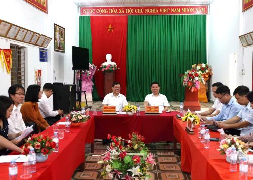 Đoàn công tác nắm bắt việc triển khai nhiệm vụ tại trụ sở nhà văn hóa thôn Thâm Mò.