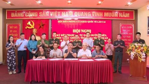 Đại diện các gia đình, cá nhân ký cam kết tham gia tự quản đường biên, mốc quốc giới và tự quản an ninh trật tự khu vực biên giới năm 2026.