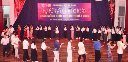 Sinh viên múa điệu múa truyền thống mừng Chol Chnam Thmay. (Ảnh: ĐHAG)