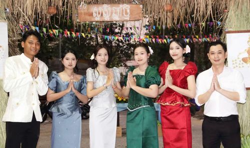 Sinh viên trong trang phục truyền thống của đồng bào Khmer. (Ảnh: ĐHAG)