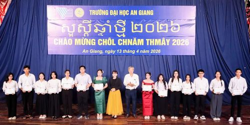 Lãnh đạo Nhà trường trao tặng học bổng cho các sinh viên đồng bào Khmer. (Ảnh: ĐHAG)