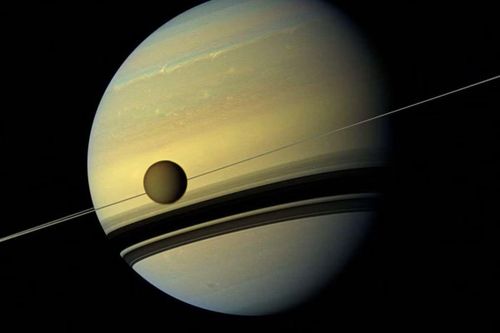 Sao Thổ có rất ít mặt trăng khổng lồ giống như mặt trăng Titan. Ảnh: NASA/JPL-Caltech/Space Science Institute.