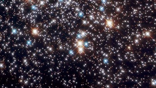 Từ lâu, nhiều khoa học cho rằng, vũ trụ khởi đầu từ một vụ nổ lớn tên là Big Bang. Thời gian gần đây, một số giả thuyết lại cho rằng nó có thể kết thúc bằng một kịch bản hoàn toàn trái ngược là “Big Crunch” (Vụ Co Lớn). Ảnh: NASA/Francesco Ferraro/Bologna Observatory.