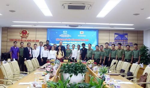 Đại biểu chụp ảnh lưu niệm tại Hội nghị.