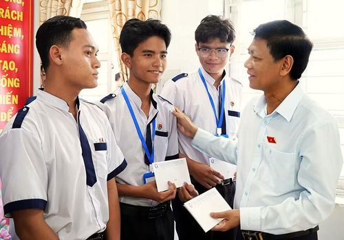 Chủ tịch Hội đồng dân tộc của Quốc hội Lâm Văn Mẫn tặng quà cho học sinh khó khăn Trường PTDTNT Bạc Liêu nhân dịp Tết Chol Chnam Thmay. Ảnh: TG