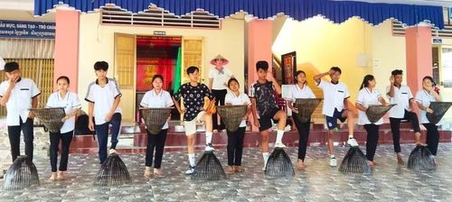 Học sinh luyện tập văn nghệ biểu diễn. Ảnh: TG.