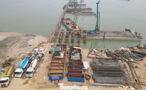 Với trụ cầu, nhà đầu tư cho biết, công trình có 9 trụ cần phải đổ ở lòng sông.