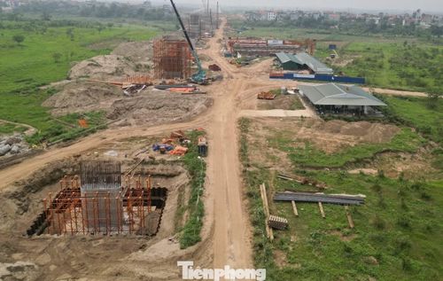 Với cầu cạn ở hai bên bờ, gồm xã Ô Diên (huyện Đan Phượng cũ) và xã Mê Linh (huyện Mê Linh cũ) dự án đang và sẽ đổ 69 trụ cầu.