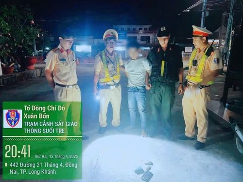 Công an khống chế đối tượng H.T.H. cùng tang vật (ảnh: CACC)