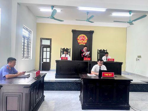 Hội đồng xét xử vụ án tàng trữ vũ khí quân dụng.