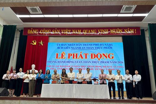 Nghi thức và chứng kiến Lễ ký cam kết bảo đảm an toàn thực phẩm trong lĩnh vực thức ăn đường phố với sự tham gia của đại diện lãnh đạo UBND các phường Hòa Khánh, Sơn Trà và các xã Hòa Tiến, Hòa Vang.