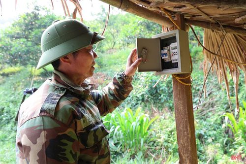 Gia đình ông Nguyễn Văn Minh (thôn 5 Thọ Điền, xã Vũ Quang) trồng hơn 200 gốc cam trên diện tích hơn 1 ha. Dù mới đầu tháng 4 nhưng nền nhiệt tăng cao, có ngày trên 40 độ C, mở đầu một mùa hè khắc nghiệt nên gia đình ông Minh đã nhanh chóng bố trí các thiết bị bơm, tăng cường tưới nước để bảo đảm cây sinh trưởng, phát triển tốt.