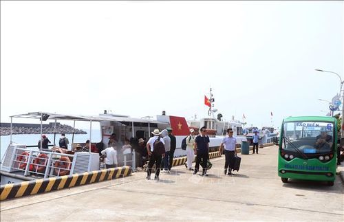 Du khách đến đảo Cồn Cỏ bằng tàu cao tốc, cập bến cảng trong hành trình khám phá hòn đảo tiền tiêu giữa trùng khơi. Ảnh: Nguyên Linh/TTXVN