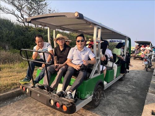 Du khách thích thú trải nghiệm tham quan đặc khu Cồn Cỏ bằng xe điện, khám phá trọn vẹn vẻ đẹp xanh mát của hòn đảo tiền tiêu. Ảnh: Nguyên Linh/TTXVN