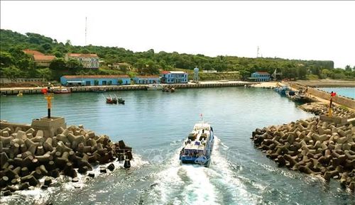 Âu thuyền nhỏ, cửa hẹp khiến tàu lớn không thể cập bến cảng Cồn Cỏ, trở thành một trong những hạn chế trong kết nối giao thông ra đảo. Ảnh: Nguyên Linh/TTXVN