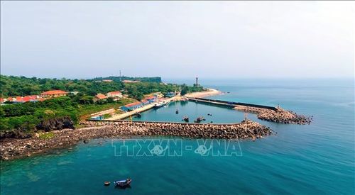 Âu thuyền nhỏ, cửa hẹp khiến tàu lớn không thể cập bến cảng Cồn Cỏ, trở thành một trong những hạn chế trong kết nối giao thông ra đảo. Ảnh: Nguyên Linh/TTXVN
