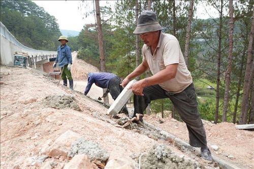 Thi công hoàn thiện phía đường dẫn ở hai đầu cầu cạn Xuân Hương trước ngày thông xe.