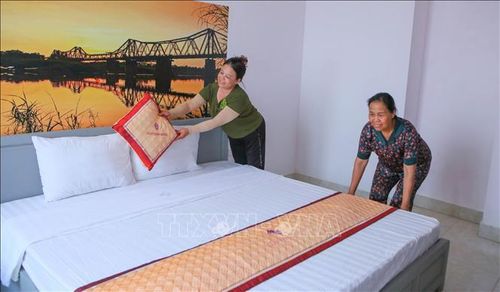 Nhân viên khách sạn Tân Thịnh (Ninh Bình) dọn phòng nghỉ, chuẩn bị đón du khách.