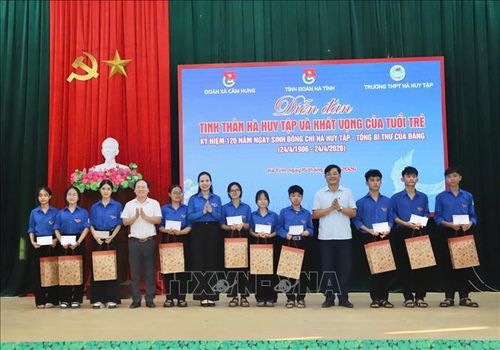 Ban thường vụ Tỉnh đoàn Hà Tĩnh trao tặng các phần quà cho đoàn viên, học sinh có hoàn cảnh khó khăn. Ảnh: TTXVN phát