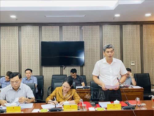 Thứ trưởng Bộ Dân tộc và Tôn giáo Y Vinh Tơr báo cáo tại buổi làm việc.