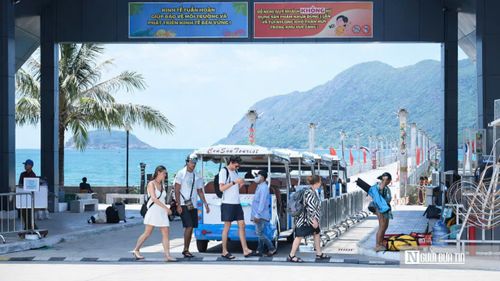 Trước thực tế du lịch tăng trưởng mạnh, bài toán đặt ra cho Côn Đảo là làm sao phát triển bền vững, tránh đi vào "vết xe đổ" của nhiều điểm đến bị quá tải. Đại diện lãnh đạo Đặc khu Côn Đảo cho biết, địa phương đang kiên định với định hướng phát triển du lịch chất lượng cao, kiểm soát số lượng thay vì chạy theo số đông. "Chúng tôi không đặt mục tiêu tăng trưởng bằng mọi giá. Quan điểm là bảo tồn tài nguyên thiên nhiên, giữ gìn giá trị lịch sử và phát triển du lịch xanh, bền vững", đại diện lãnh đạo Đặc Khu nhấn mạnh.