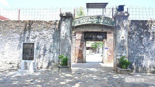 Trại Phú Tường do thực dân Pháp xây dựng vào năm 1940 với tổng diện tích 5.781m2, dưới thời thực dân Pháp nơi đây giam giữ tù nhân bị các bệnh truyền nhiễm như, dịch tả, kiết lỵ, thương hàn. 